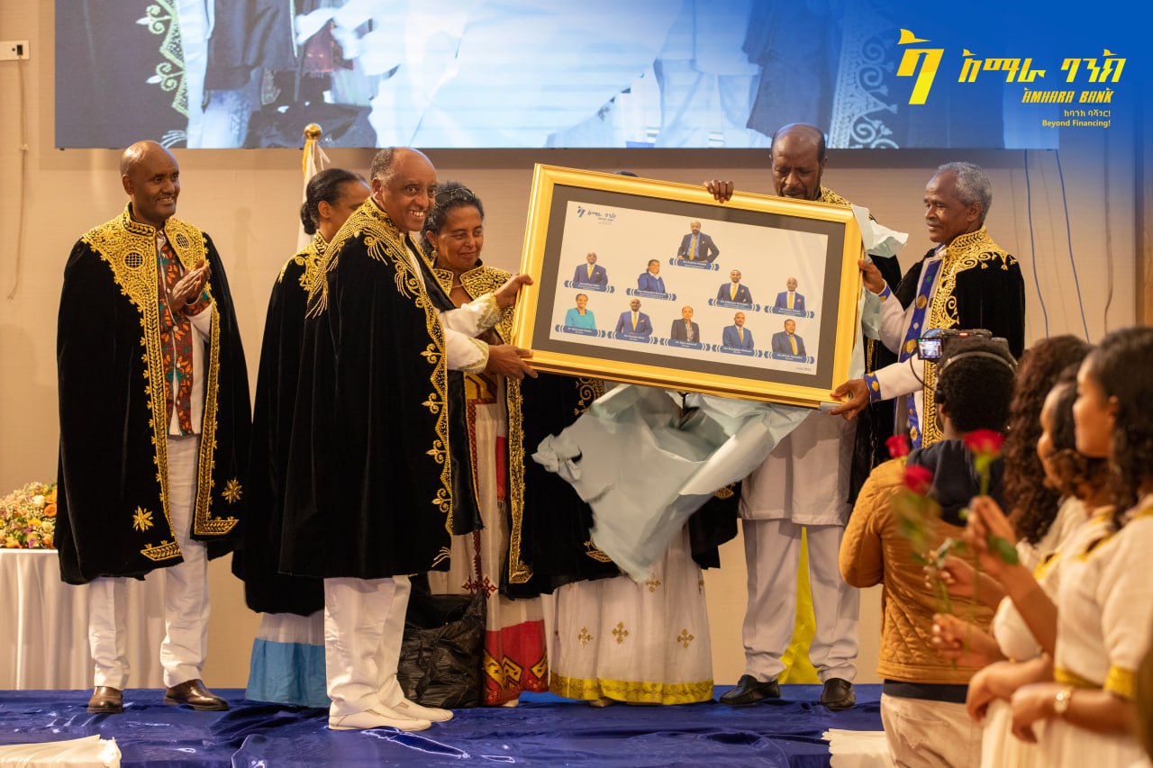 አማራ ባንክ በተጠናቀቀው በጀት ዓመት የተሻለ አፈጻጸም ላስመዘገቡ ዲስትሪክቶች፣ የዋና መሥሪያ ቤት የሥራ ክፍሎች፣ ቅርንጫፎችና በግል የላቀ ውጤት ላስመዘገቡ ሰራተኞች ዕውቅና እና ሽልማት አበረከተ።